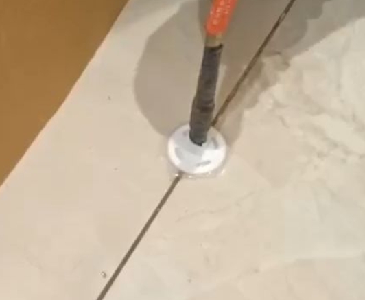 杭州瓷砖空鼓维修公司专业解答瓷砖在铺贴过程中，如果没有涂抹均匀到位的粘结材料（如水泥砂浆或瓷砖胶），可能会导致以下问题